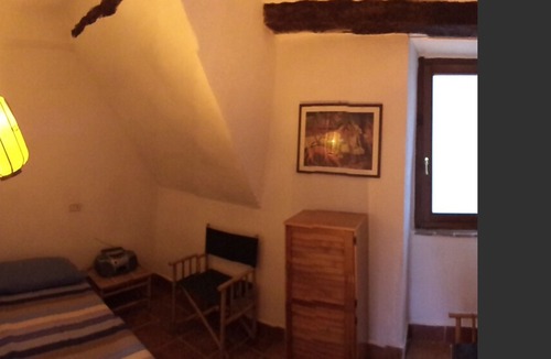 Ischia di Castro House | single detached house completely ristrutturata- 3-4 people near the lake.