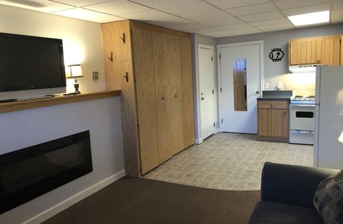 Carrabassett Valley Apartment | Ski In/Out at Sugarloaf Short Walk or Shuttle to Bars and Base Area Sleeps 4