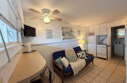 Ocean Park Apartment | SLEEPS 5 WITH FULL KITCHEN & STEPS TO THE BEACH!