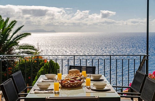 Canico Villa | Spacious clifftop Villa with pool | Villa Albatroz