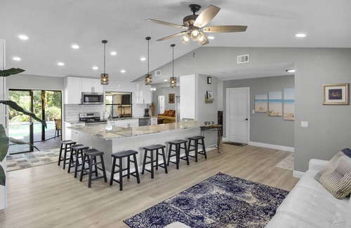 Seminole House | SPACIOUS home with private POOL 5 mins to beach! Walk to Publix!