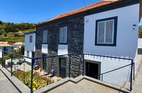 Estreito da Calheta House | Stone and Soul - Guesthouse Rooms in Calheta