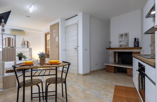 Porto Torres Apartment | Studio Apartment 'L'Angolo Monolocale- Porto Torres' with Shared Terrace, Wi-Fi and Air Conditioning