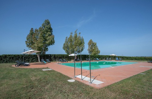 Riotorto Apartment | Studio Apartment "Pianosa" with Sea View, Garden, Wi-Fi & Shared Pool