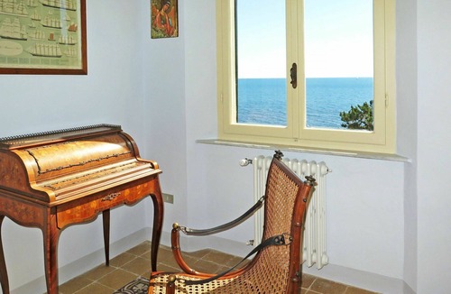 Quercianella Villa | Stunning private villa for 9 guests with WIFI, TV, patio and pets allowed