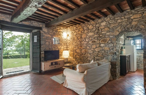 Manciano Villa | Stunning private villa with WIFI, private pool, A/C, TV, patio, pets allowed and panoramic view