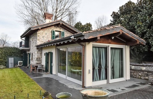 Paratico Villa | Stunning private villa for 6 people with A/C, private pool, WIFI, TV, patio and pets allowed
