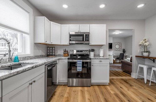 Bangor Apartment | Stylish 1BR|Walk to Downtown Bangor|Fast Wifi|Near Waterfront