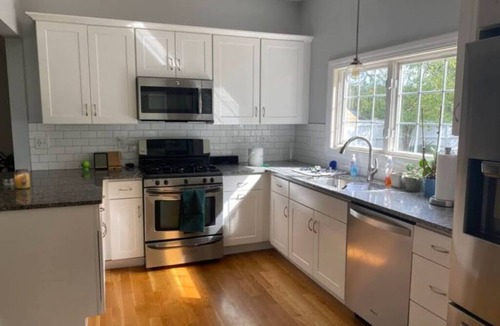 Hampton House | "The Hampton", Modern Coastal Charm. 3BR, 5-minute drive to the beach.
