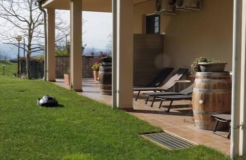 Monforte d'Alba Apartment | The Seven Ways - Hawthorn Studio Apartment with Jacuzzi and Relaxation Porch