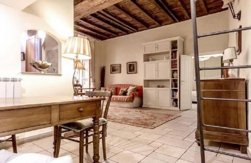Rione VII Regola Apartment | This 70m2 apartment accommodates 3 people and is located on the first floor of a historic building without a lift, which can be accessed by passing through the internal cloister.It is located in the center of Rome, in a perfect spot for visiting the city