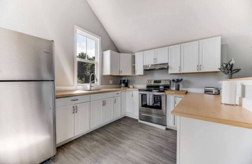 Milford Apartment | Tranquil Waterside Haven: 4BD Retreat near Bangor