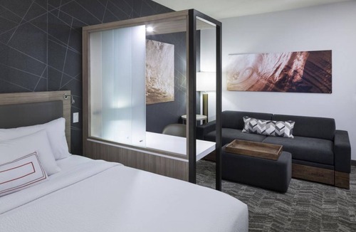 Clearwater Beach Hotel | Two Great Suites fit for families! Pool, Near Sand Key Park, Restaurant and Bar!