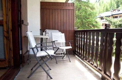 La Thuile Apartment | Two minutes from the ski slopes, cozy renovated apartment.
