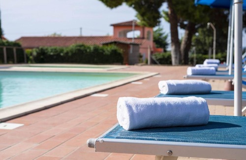 Puntone Apartment | Unterkunft mit AC, Terrasse, in Residenz, Schwim by Interhome