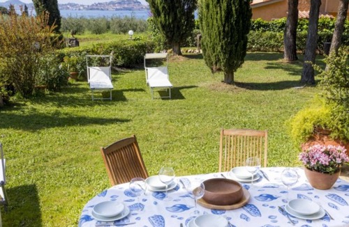 Magazzini Villa | Villa Lilla immersed in the greenery, overlooking the sea, a few steps from the beach