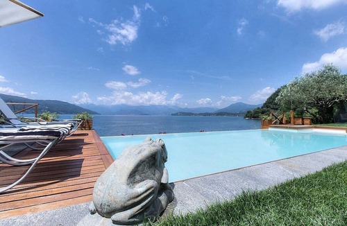 Ispra Villa | Villa Nivora: An elegant and welcoming two-story villa located right on the Lake Maggiore, with Free WI-FI.