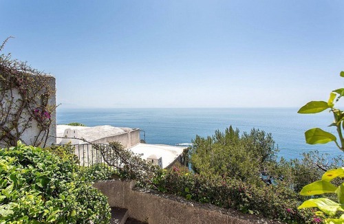 Conca dei Marini House | Villino Cara: A welcoming townhouse which faces the sun and the sea, with Free WI-FI.