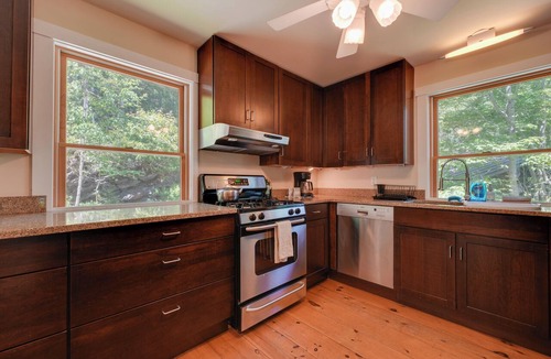 Round Pond House | Waterfront Cottage! Family-Friendly Hideaway