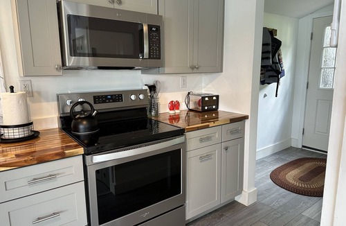 Brunswick Cottage | Waterfront, Updated Oceanfront Gem for 2, near Bowdoin College, Harpswell, and much more!