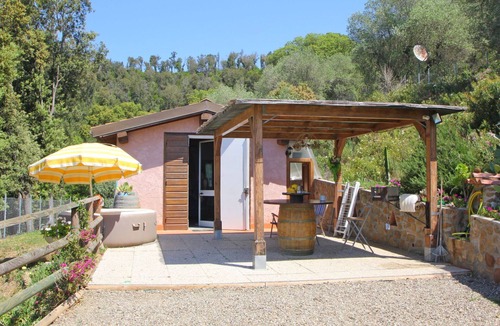 Castiglione della Pescaia House | Wonderful private villa for 3 guests with A/C, hot tub, TV, veranda, pets allowed and panoramic .