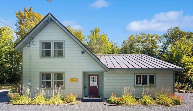 10-acre waterfront hideaway with kayak, private dock on Prong Pond & firepit