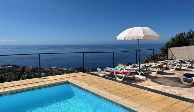 2 Bedroom Apartment with Private use Pool, Breathtaking Views, Games Room & BBQ