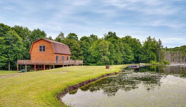 5 Mi to Jay Peak Resort: Cabin w/Pond Access!