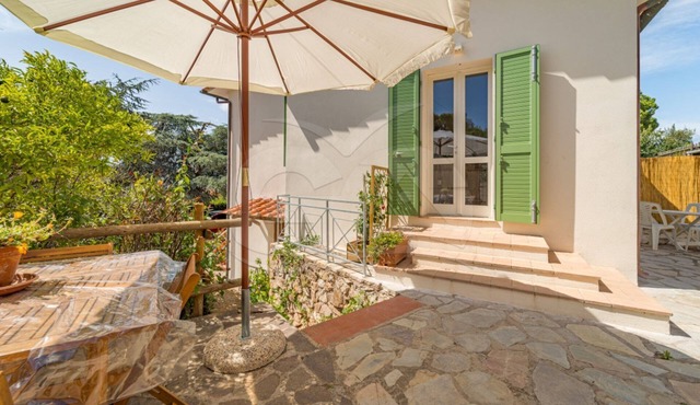 A Casa di Massi surronded by greenery of Magazzini