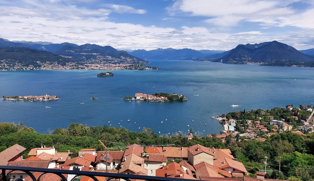 A window 2 overlooking Lake Maggiore!