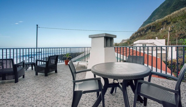 Apartment 'Casa Dos Avos' with Sea View, Private Terrace and Wi-Fi