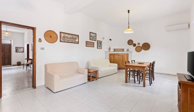 Apartment 'Casa Isola Serene' with Private Garden and Air Conditioning