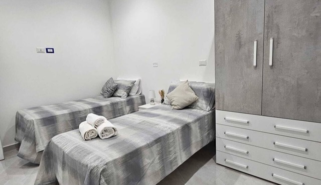 Apartment downtown 250m from station marittime train principe