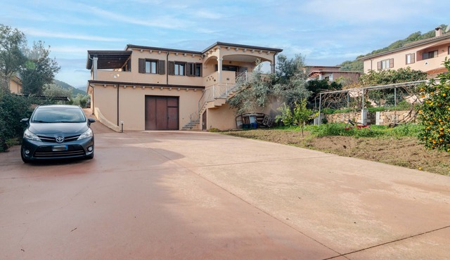 Apartment 'Lucia' with Mountain View, Private Terrace and Air Conditioning
