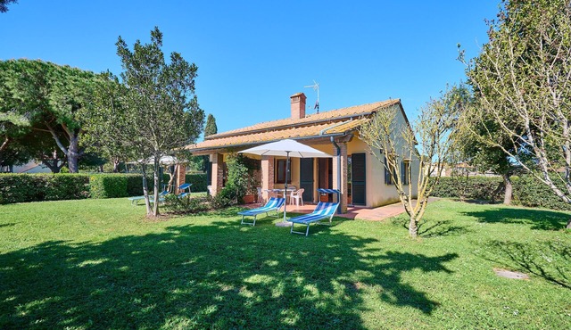 Apartment "Mare Etrusco Villetta D2" with Private Garden & Wi-Fi