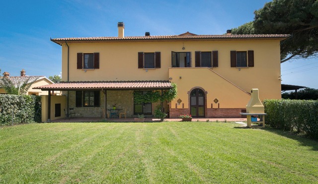 Apartment 'Podere Nuti - 2 Beloro' with Shared Pool, Shared Garden, and Wi-Fi