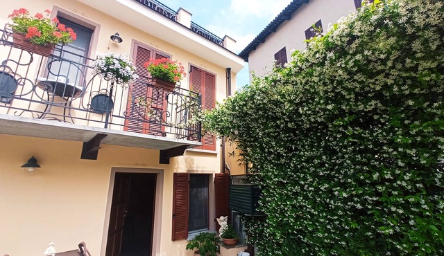 APARTMENT WITH 4 PLACES IN RENOVATED HOUSE IN HISTORIC CENTER