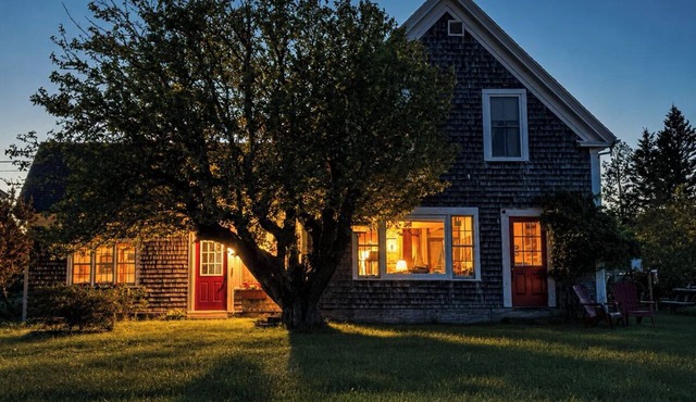 Apple Hill a Charming Village Farmhouse in Beautiful Corea Harbor