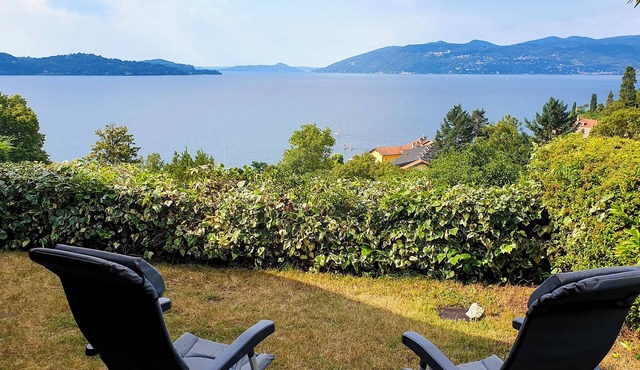 Attractive studio with terrace, garden, air conditioning, pool and dream lake view