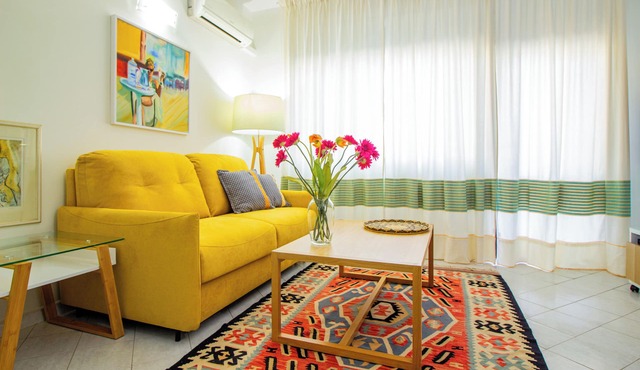 Aurora House - Comfortable family apartment near the theater and downtown