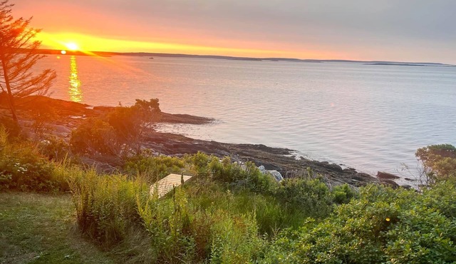 Barnacle - quiet family Maine waterfront getaway