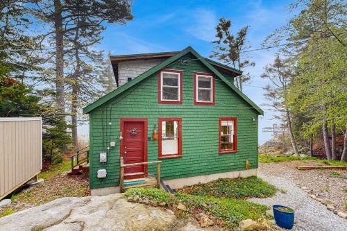 Bayfront cottage with fantastic views & minutes to downtown - Dog-friendly
