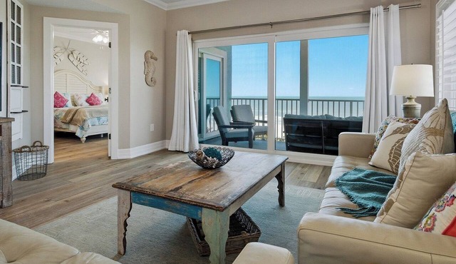 Beachfront, Tropical Paradise, Intimate Complex, EV Charger!