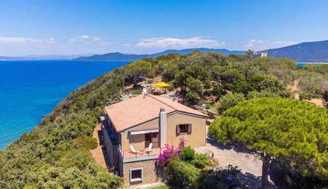 Beautiful private villa for 10 people with WIFI, A/C, TV, terrace and pets allowed