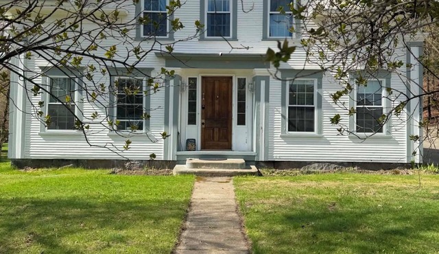Beautiful 2-bedroom apartment with AC in charming Lowell. Newly renovated!