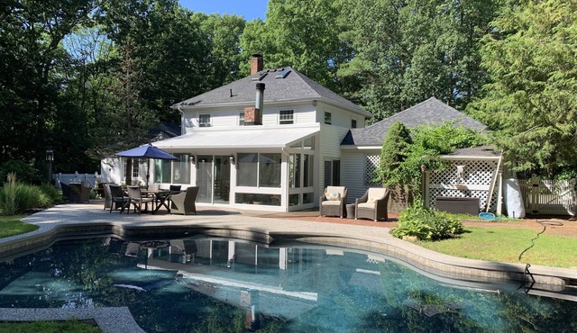 Beautiful 4 bdr. with pool close to HamptonBeach, Portsmouth, & Newburyport Ma