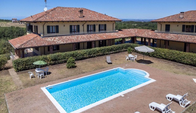 Beautiful apartment for 12 guests with WIFI, pool, TV, balcony and pets allowed