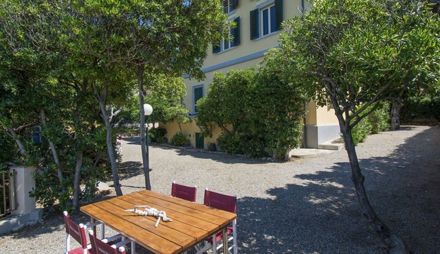 Beautiful private villa for 9 people with WIFI, TV, patio and pets allowed