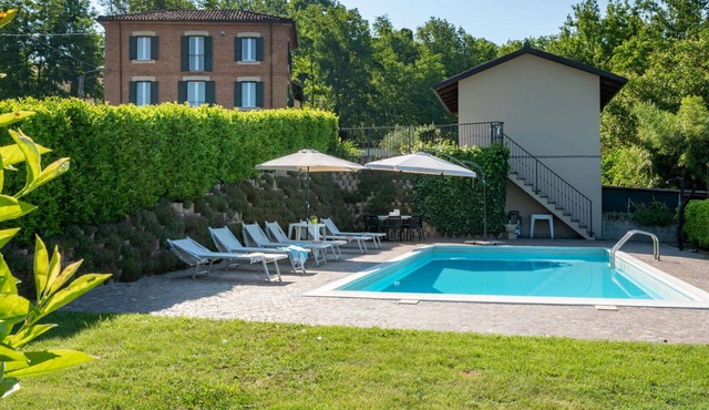 Beautiful private villa for 8 guests with A/C, private pool, WIFI, TV and terrace