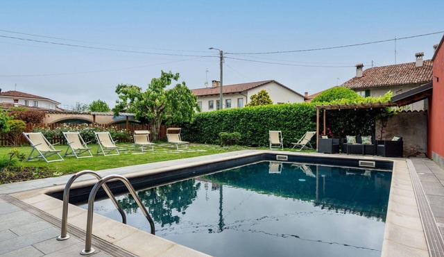 Beautiful villa for 12 guests with WIFI, pool, A/C, TV, terrace and pets allowed